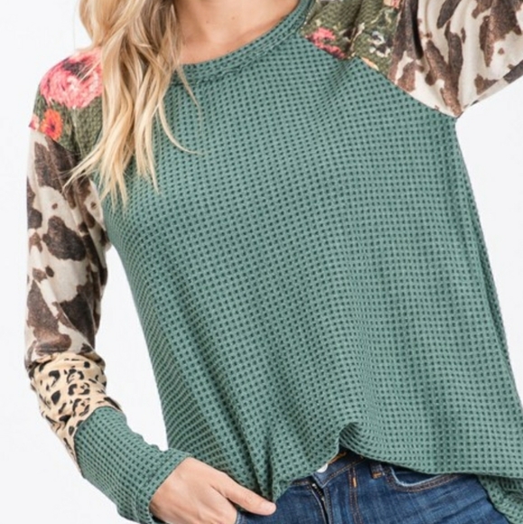 Sweetbb Tops - Waffle Knit Sleeve Print Top